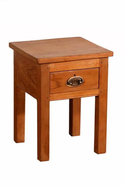 [[Small reclaimed wood side table///Petite table d'appoint en bois récupéré]]