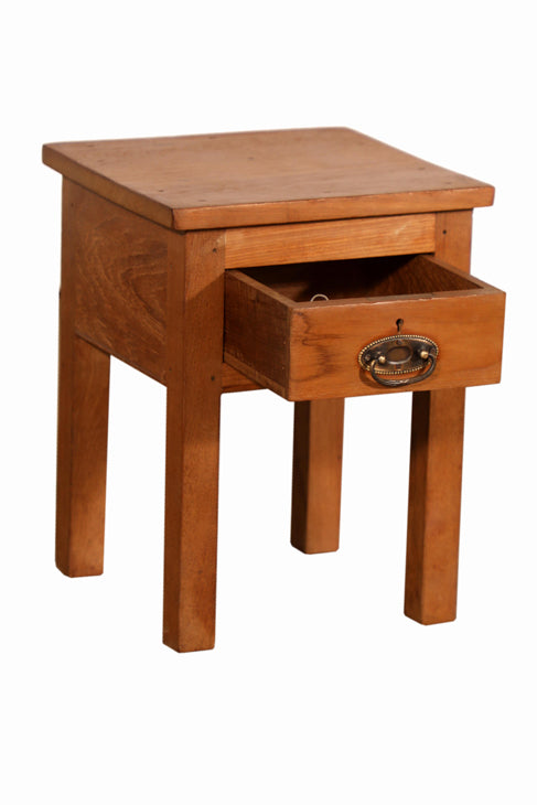 [[Small reclaimed wood side table///Petite table d'appoint en bois récupéré]]