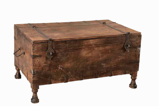 [[Old South-Indian teak wood chest///Vieux coffre en bois de teck du Sud de l'Inde]]