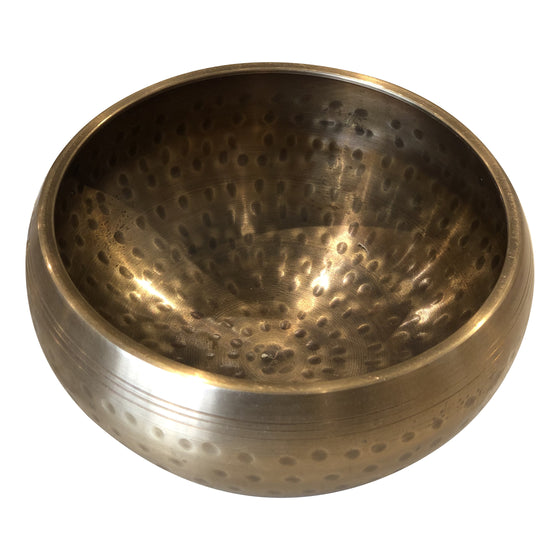 [[Hammered brass singing bowl///Bol chantant en cuivre martelé]]