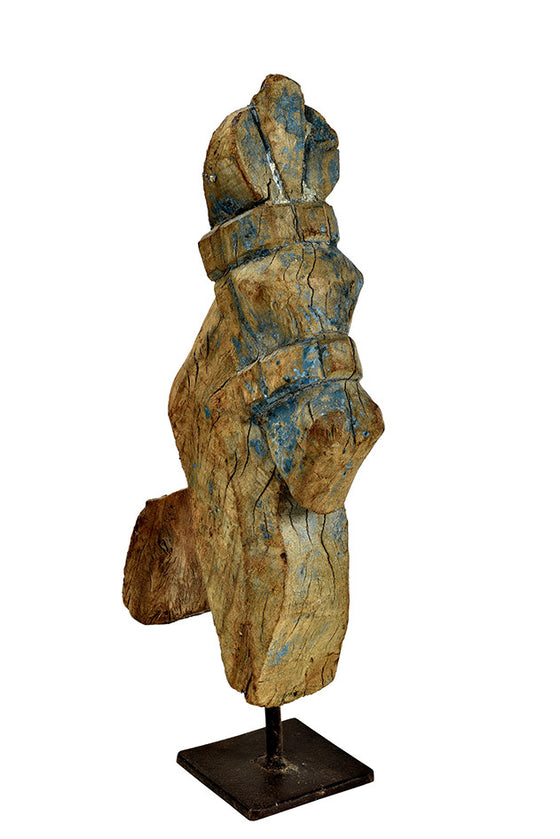 Wonders of the past: Horse head sculpture on stand//Merveilles du passé: sculpture de tête de cheval sur pied