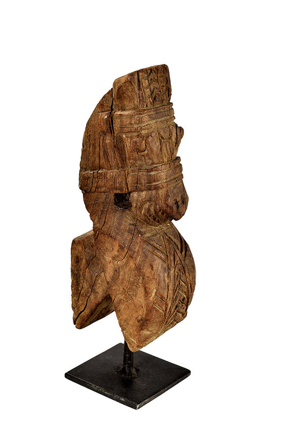 Wonders of the past: Horse head sculpture on stand//Merveilles du passé: sculpture de tête de cheval sur pied