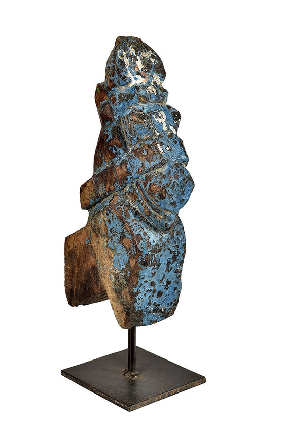 Wonders of the past: Horse head sculpture on stand//Merveilles du passé: sculpture de tête de cheval sur pied