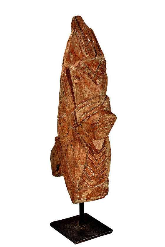 Wonders of the past: Horse head sculpture on stand//Merveilles du passé: sculpture de tête de cheval sur pied