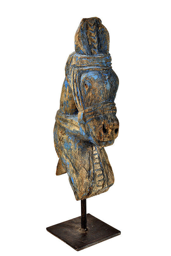 Wonders of the past: Horse head sculpture on stand//Merveilles du passé: sculpture de tête de cheval sur pied