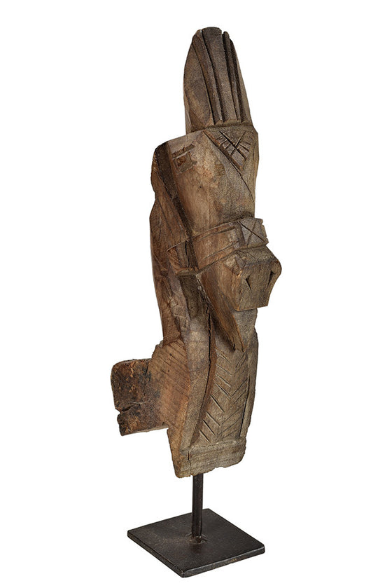 Wonders of the past: Horse head sculpture on stand//Merveilles du passé: sculpture de tête de cheval sur pied