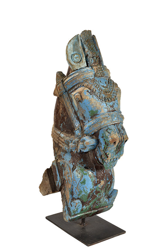 Wonders of the past: Horse head sculpture on stand//Merveilles du passé: sculpture de tête de cheval sur pied