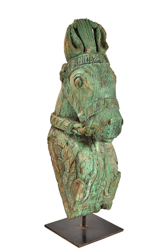 Wonders of the past: Horse head sculpture on stand//Merveilles du passé: sculpture de tête de cheval sur pied
