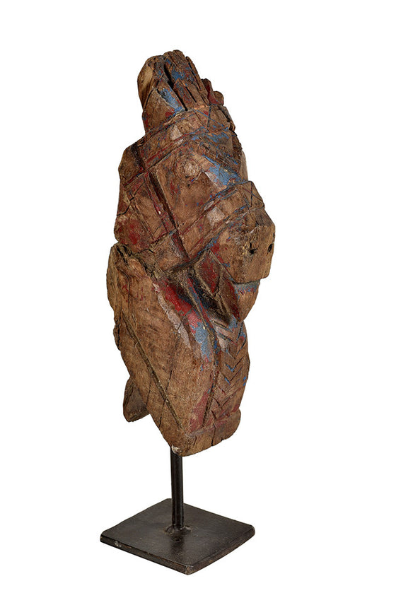 Wonders of the past: Horse head sculpture on stand//Merveilles du passé: sculpture de tête de cheval sur pied