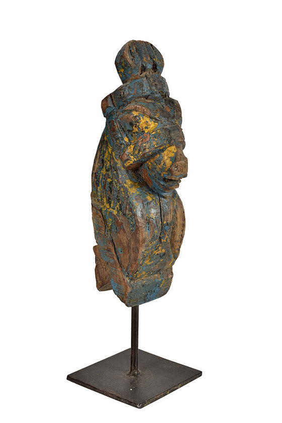 Wonders of the past: Horse head sculpture on stand//Merveilles du passé: sculpture de tête de cheval sur pied