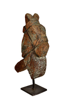  Wonders of the past: Horse head sculpture on stand//Merveilles du passé: sculpture de tête de cheval sur pied