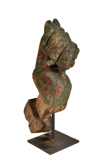  Wonders of the past: Horse head sculpture on stand//Merveilles du passé: sculpture de tête de cheval sur pied