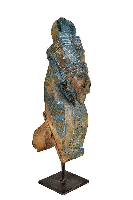 Wonders of the past: Horse head sculpture on stand//Merveilles du passé: sculpture de tête de cheval sur pied