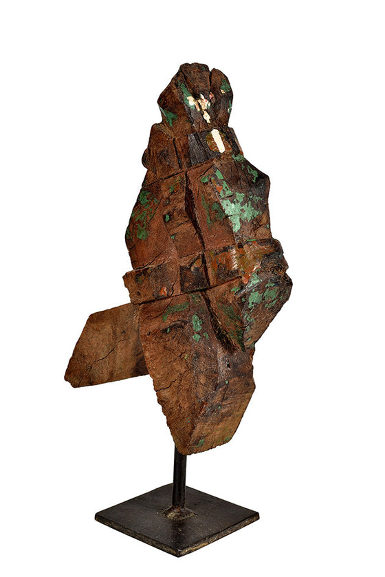 Wonders of the past: Horse head sculpture on stand//Merveilles du passé: sculpture de tête de cheval sur pied