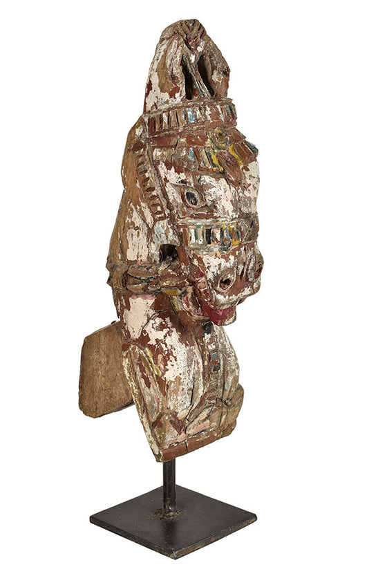 Wonders of the past: Horse head sculpture on stand//Merveilles du passé: sculpture de tête de cheval