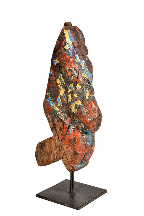 Wonders of the past: Horse head sculpture on stand//Merveilles du passé: sculpture de tête de cheval sur pied