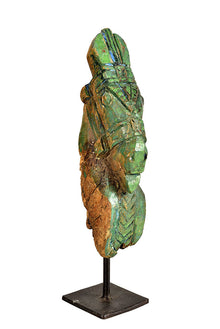  Wonders of the past: Horse head sculpture on stand//Merveilles du passé: sculpture de tête de cheval sur pied