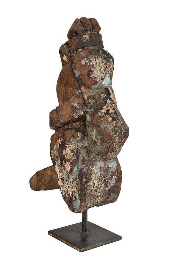 Wonders of the past: Horse head sculpture on stand//Merveilles du passé: sculpture de tête de cheval sur pied