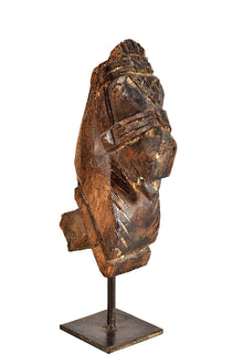  Wonders of the past: Horse head sculpture on stand//Merveilles du passé: sculpture de tête de cheval sur pied