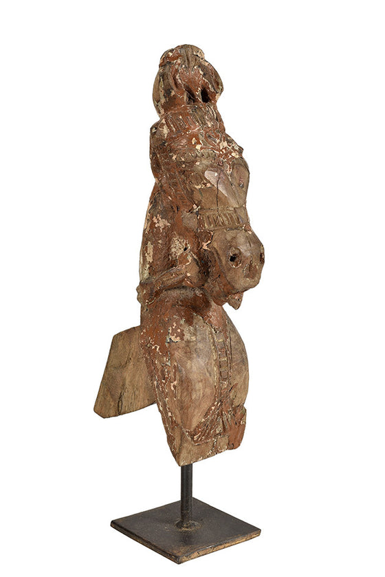 Wonders of the past: Horse head sculpture on stand//Merveilles du passé: sculpture de tête de cheval sur pied