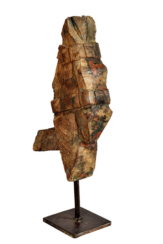Wonders of the past: Horse head sculpture on stand//Merveilles du passé: sculpture de tête de cheval sur pied