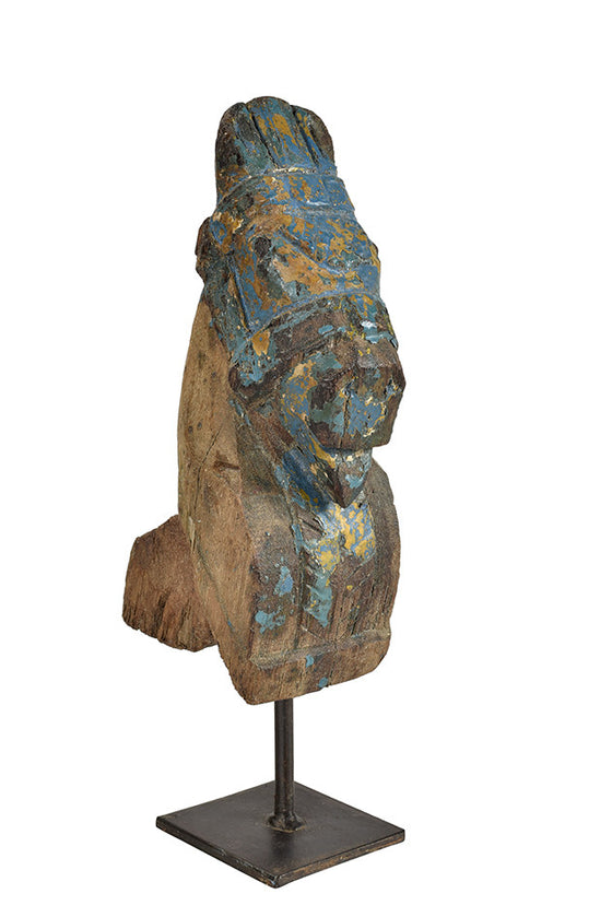 Wonders of the past: Horse head sculpture on stand//Merveilles du passé: sculpture de tête de cheval sur pied