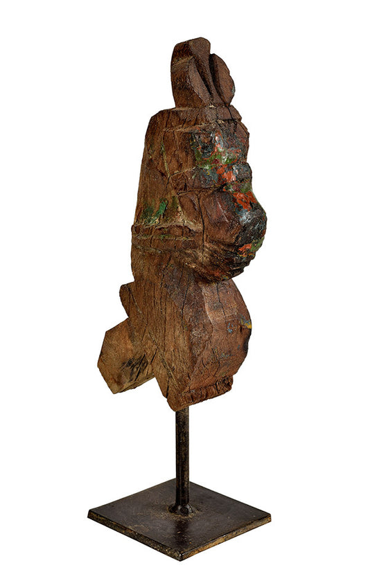 Wonders of the past: Horse head sculpture on stand//Merveilles du passé: sculpture de tête de cheval sur pied
