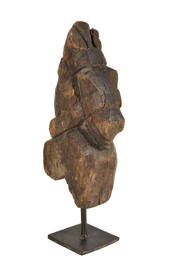Wonders of the past: Horse head sculpture on stand//Merveilles du passé: sculpture de tête de cheval sur pied