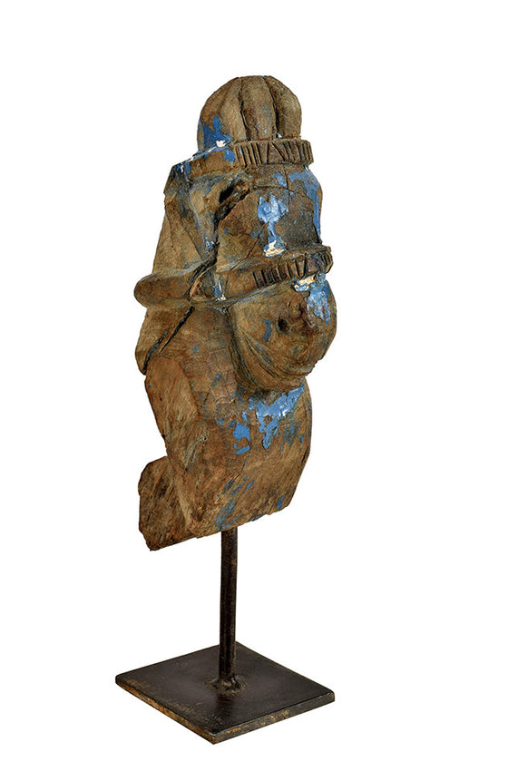 Wonders of the past: Horse head sculpture on stand//Merveilles du passé: sculpture de tête de cheval sur pied