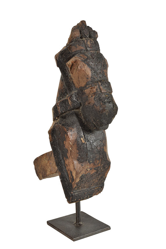 Wonders of the past: Horse head sculpture on stand//Merveilles du passé: sculpture de tête de cheval sur pied