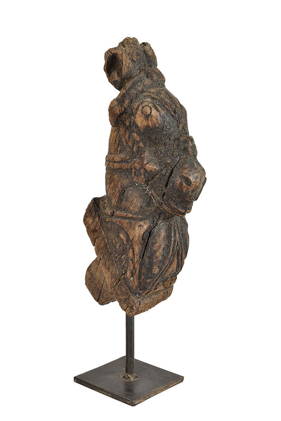 Wonders of the past: Horse head sculpture on stand//Merveilles du passé: sculpture de tête de cheval sur pied