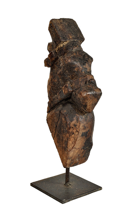 Wonders of the past: Horse head sculpture on stand//Merveilles du passé: sculpture de tête de cheval sur pied