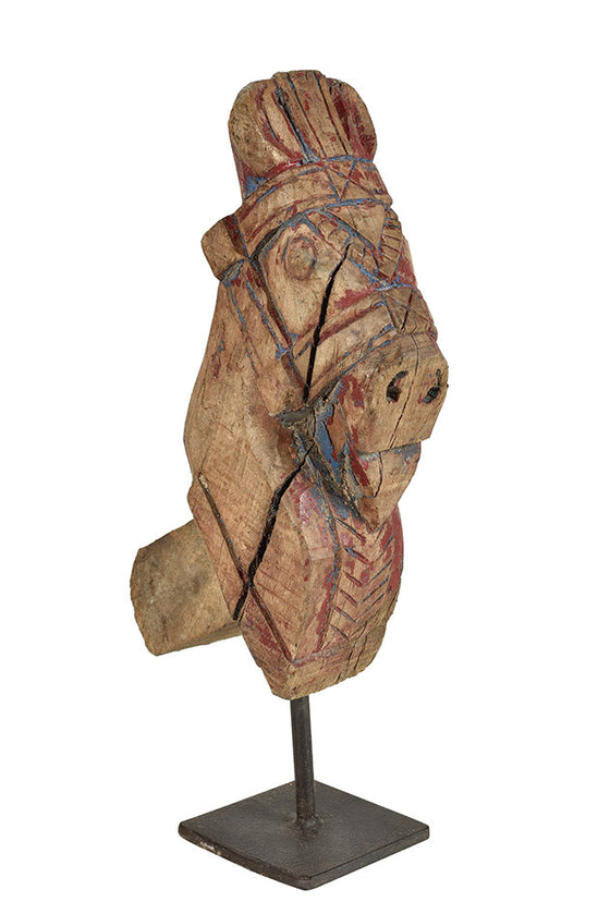 Wonders of the past: Horse head sculpture on stand//Merveilles du passé: sculpture de tête de cheval sur pied