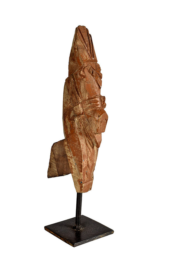 Wonders of the past: Horse head sculpture on stand//Merveilles du passé: sculpture de tête de cheval sur pied