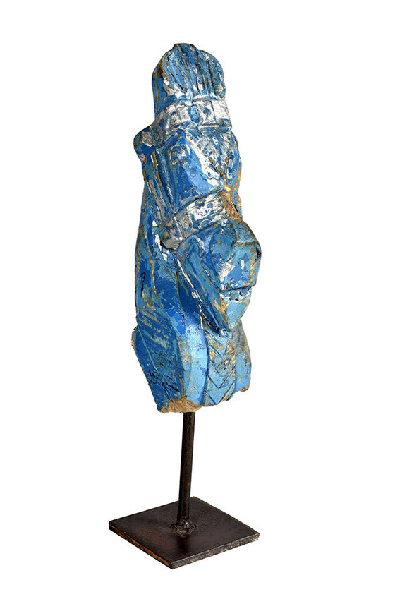Wonders of the past: Horse head sculpture on stand// Merveilles du passé: sculpture de tête de cheval sur pied