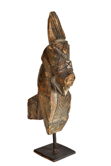  Wonders of the past: Horse head sculpture on stand//Merveilles du passé: sculpture de tête de cheval sur pied