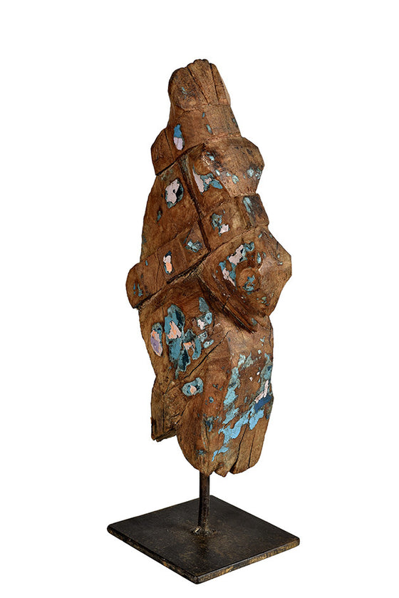 Wonders of the past: Horse head sculpture on stand//Merveilles du passé: sculpture de tête de cheval sur pied