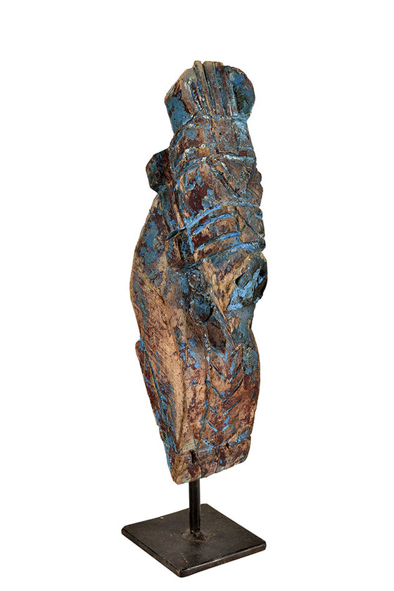 Wonders of the past: Horse head sculpture on stand//Merveilles du passé: sculpture de tête de cheval sur pied