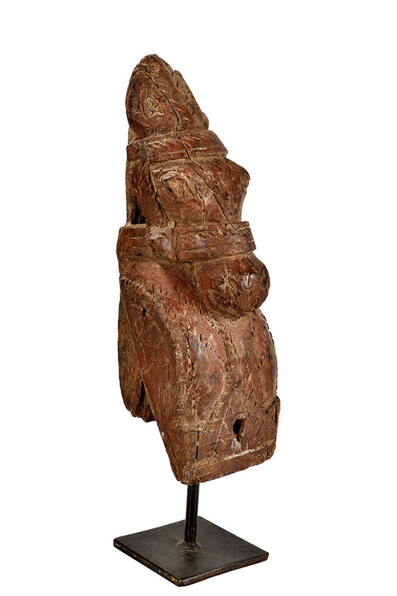 Wonders of the past: Horse head sculpture on stand//Merveilles du passé: sculpture de tête de cheval sur pied