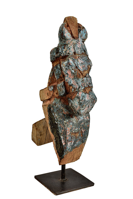 Wonders of the past: Horse head sculpture on stand//Merveilles du passé: sculpture de tête de cheval sur pied