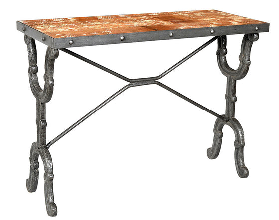 Industrial side table with decorative iron legs//Table d'appoint industrielle avec pattes en fer