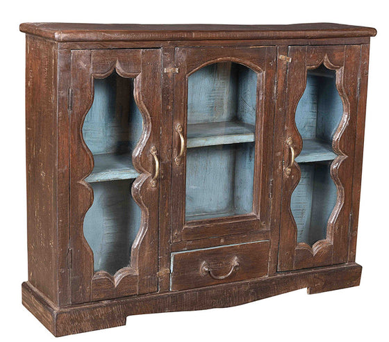 Wonders of the past: Decorative old teak display cabinet//Merveilles du passé: Armoire décorative en bois de teck