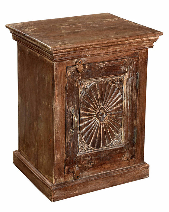 Wonders of the past: Old teak cabinet with floral facade//Merveilles du passé: Ancienne armoire en bois de teck avec une façade florale