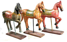  Floral horse sculpture on stand//Cheval de bois sur le stand