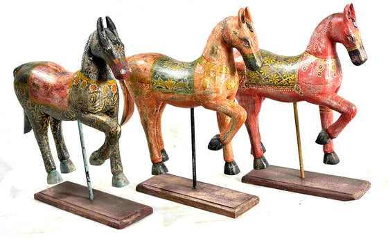 Floral horse sculpture on stand//Cheval de bois sur le stand