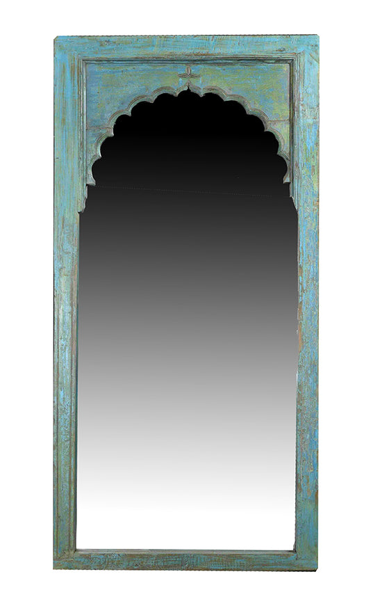 Jodhpur blue: Old window frame with a mirror//Jodhpur blue:  Ancien cadre de fenêtre avec un miroir