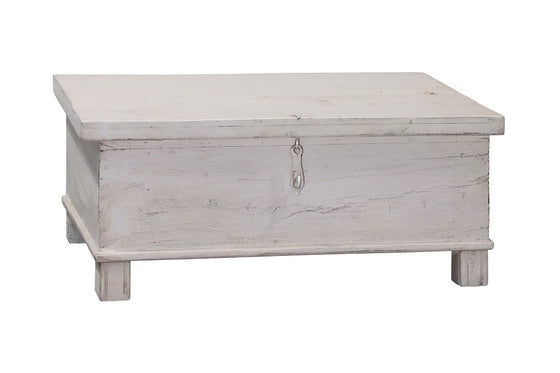 [[Whitewashed wooden chest///Coffre en bois blanchi à la chaux]]