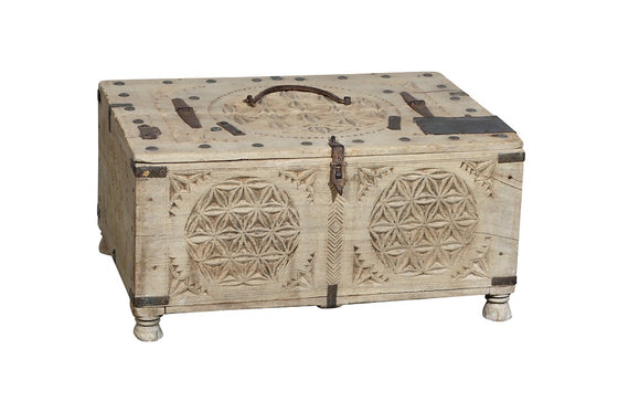 [[Whitewashed old teak wood chest with brass decoration///Coffre en vieux bois de teck blanchi à la chaux avec décoration en laiton]]
