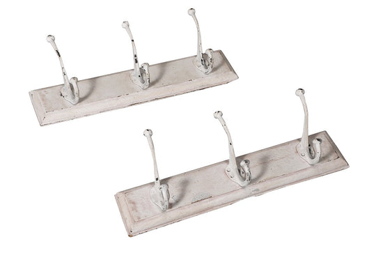 [[Whitewashed hanger with 3 hooks///Cintre blanchi à la chaux avec 3 crochets]]