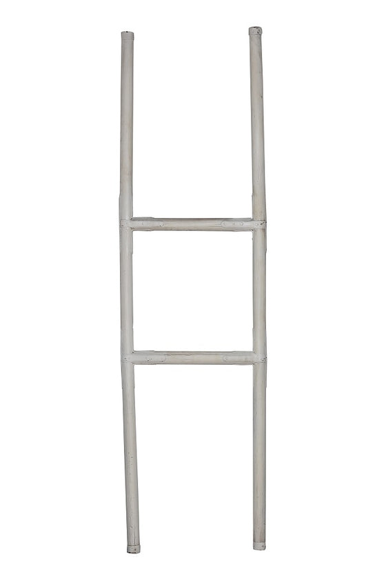 [[Whitewashed wooden display ladder///Échelle de présentation en bois blanchi à la chaux]]